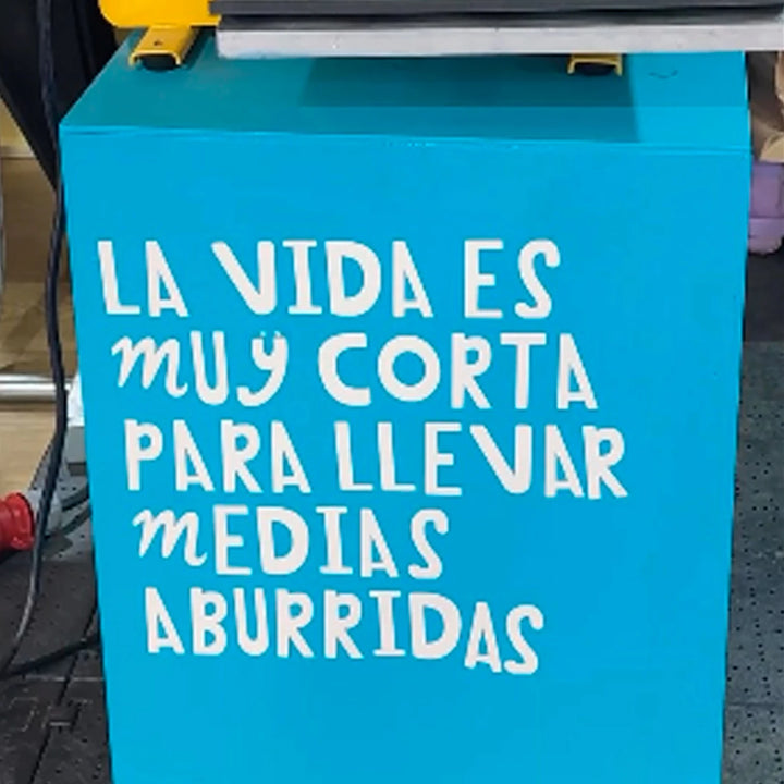 Letrero de Mr Happy sobre llevar medias divertidas